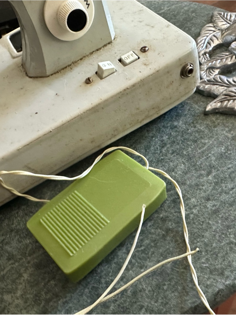 Zig-Zag Olive Green and Cream Sewing Machine - Picture 6 of 8